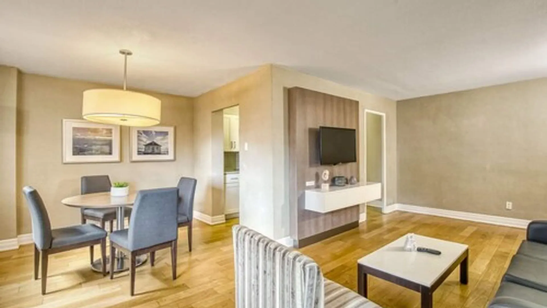 Town Inn Suites Hotel Торонто