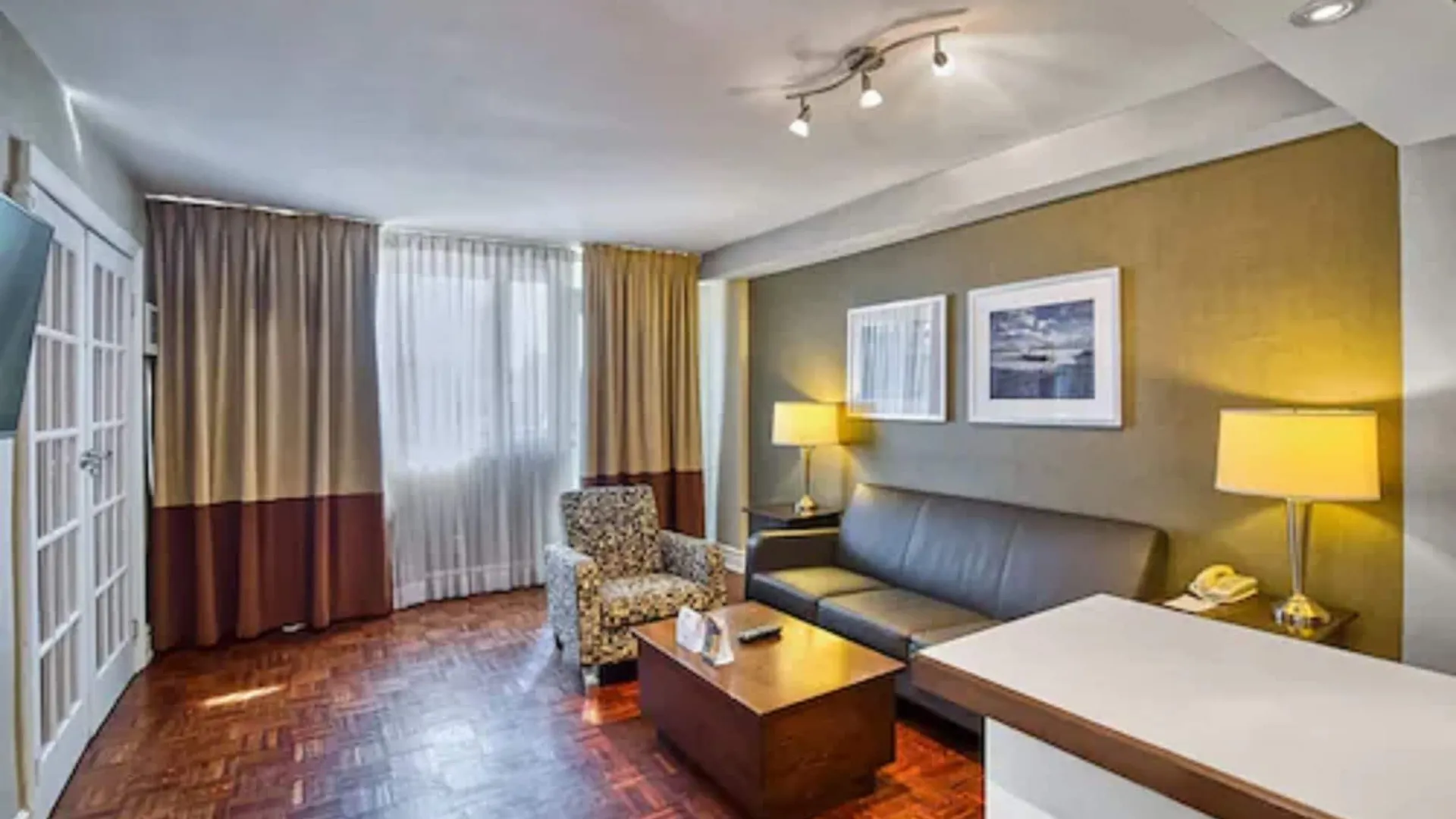 Town Inn Suites Hotel Торонто